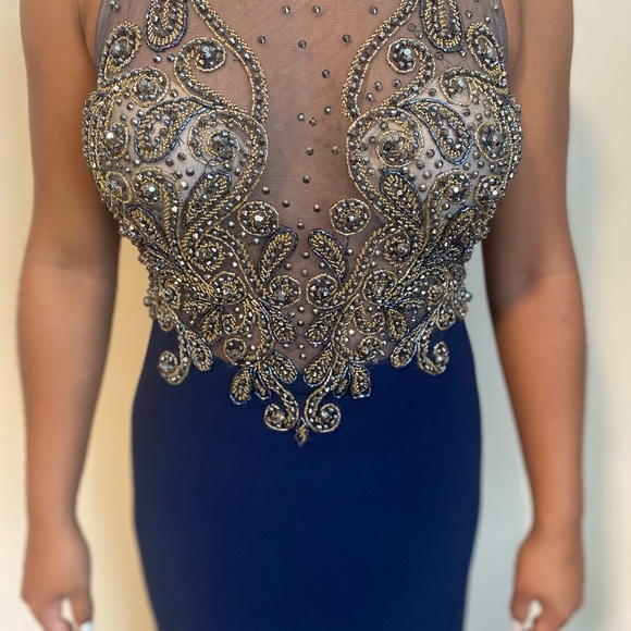 Elegant gown with gold beading. - Picture 5 of 5